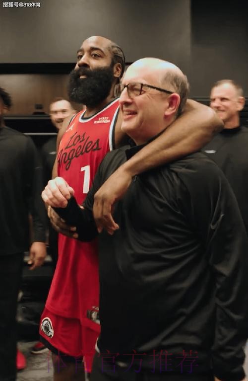 快船全员在哈登的带领下为杰夫-范甘迪唱生日歌